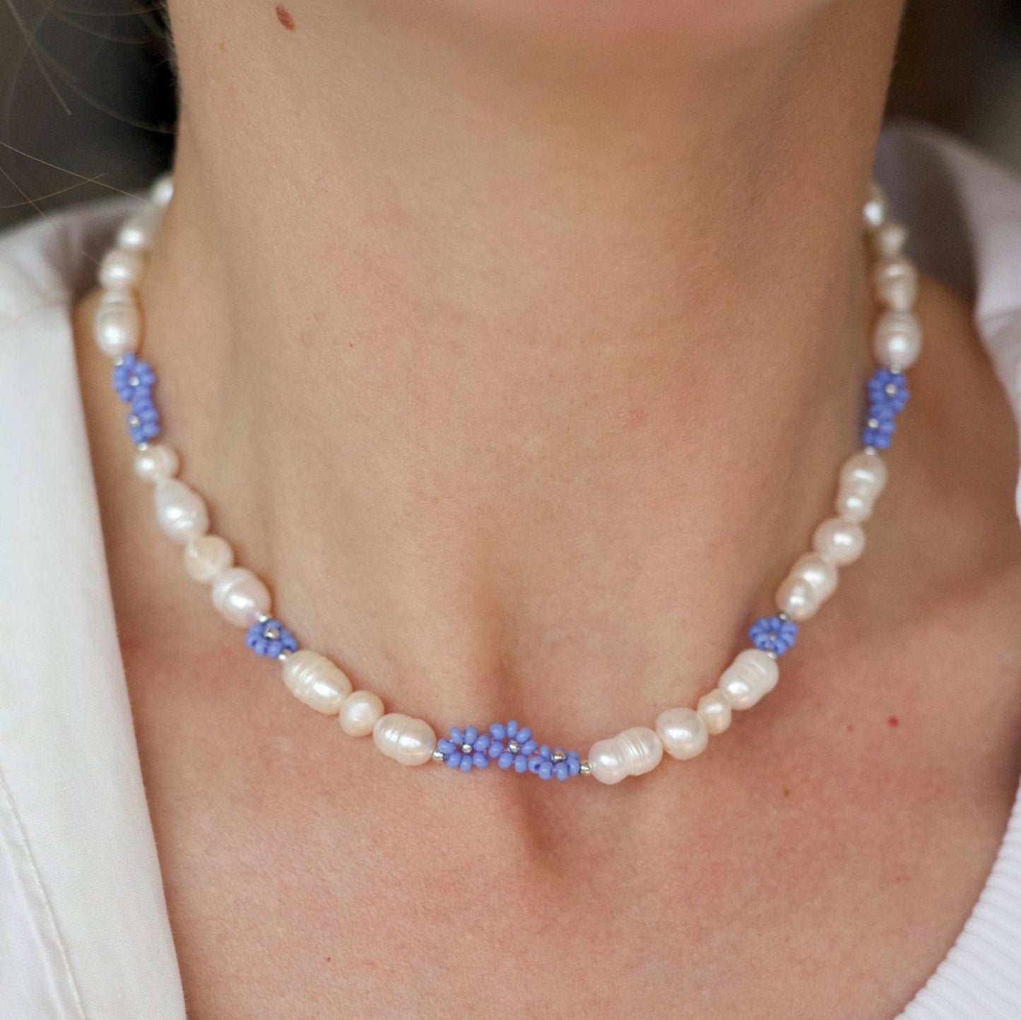 Flower pearl necklace with blue flowers