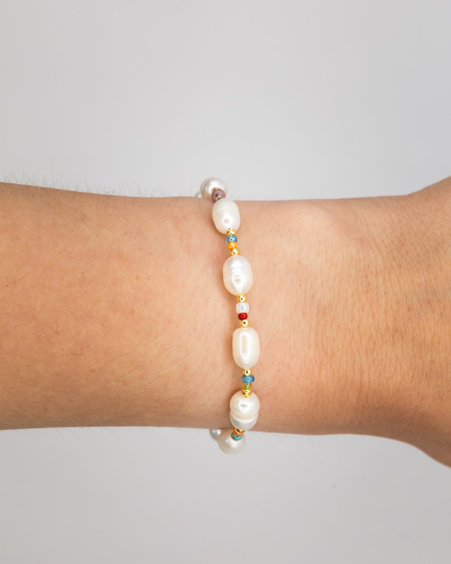 Pearl bracelet with seed beads