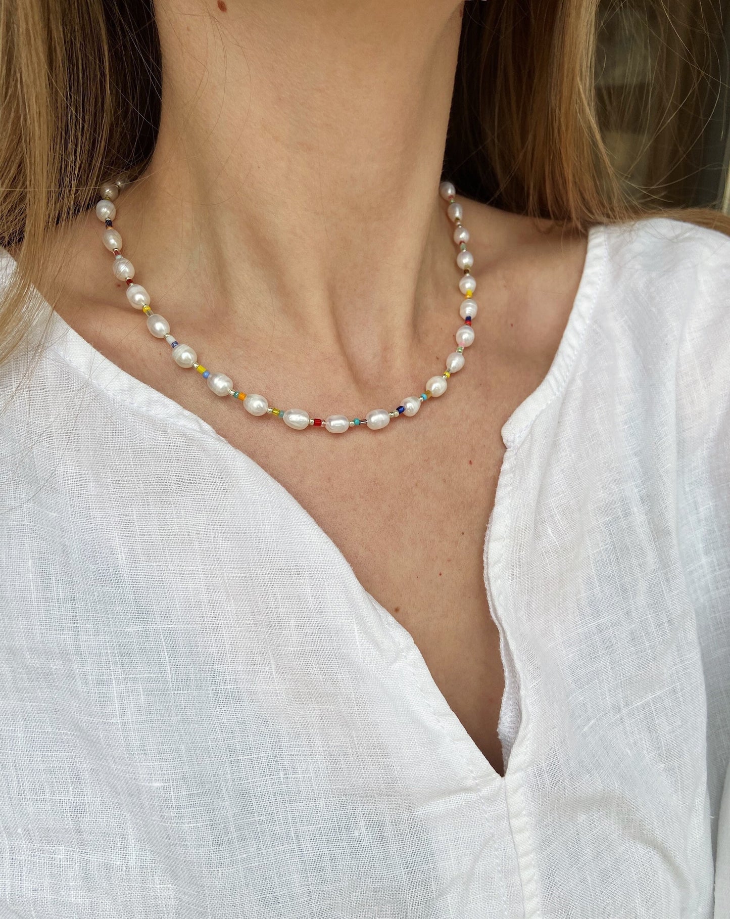 Pearl necklace with colorful beads