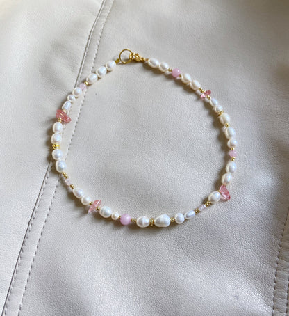 Pearl necklace with rose quartz beads