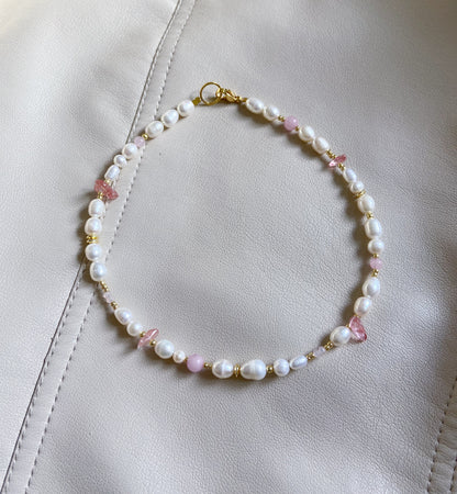 Pearl necklace with rose quartz beads