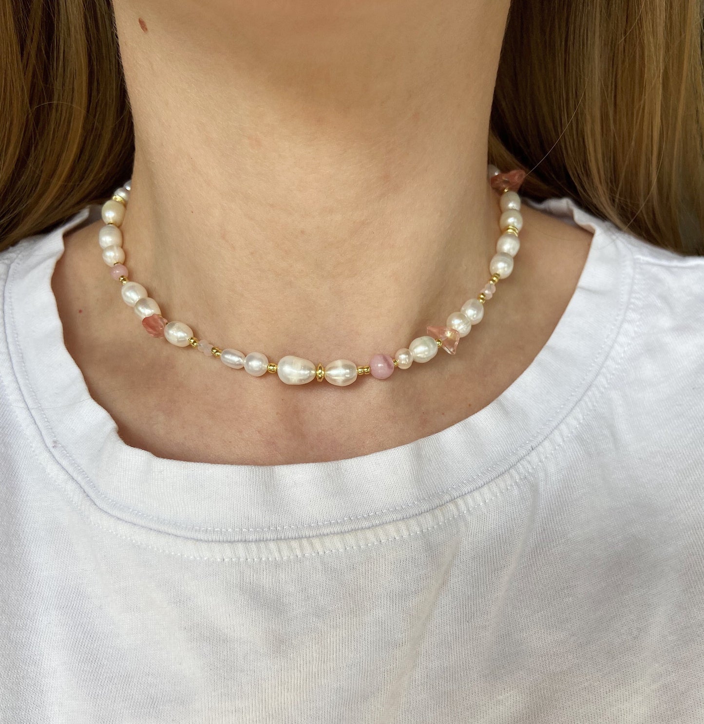 Pearl necklace with rose quartz beads