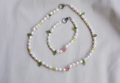 Pearl bracelet with sunflower and leaves