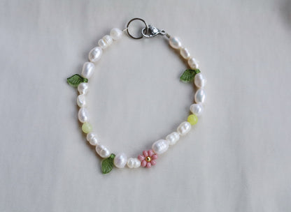 Pearl bracelet with sunflower and leaves