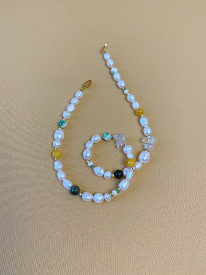 Green yellow jade and pearl necklace