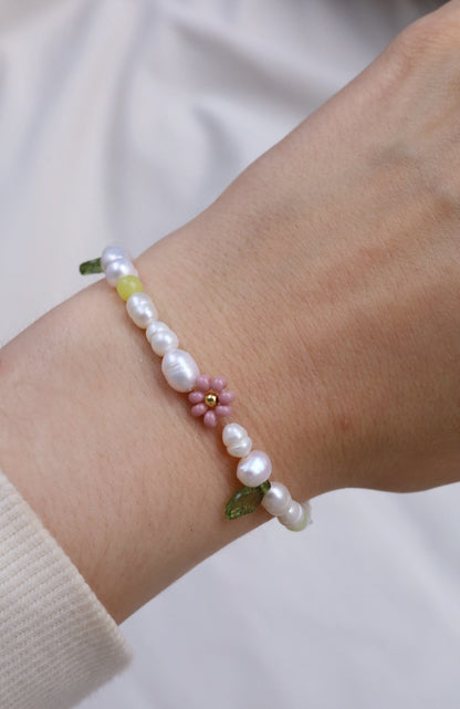 Pearl bracelet with sunflower and leaves