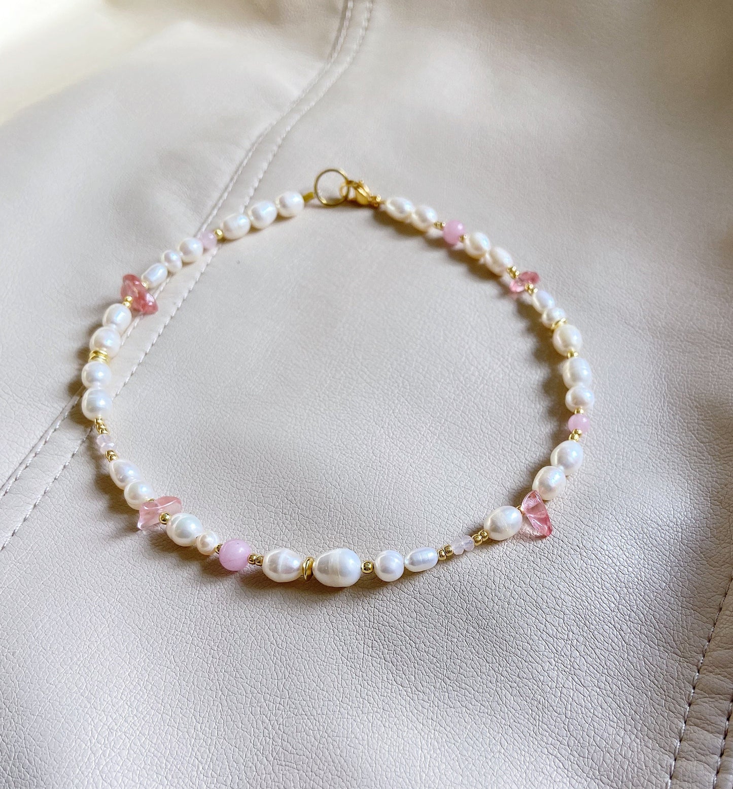 Pearl necklace with rose quartz beads