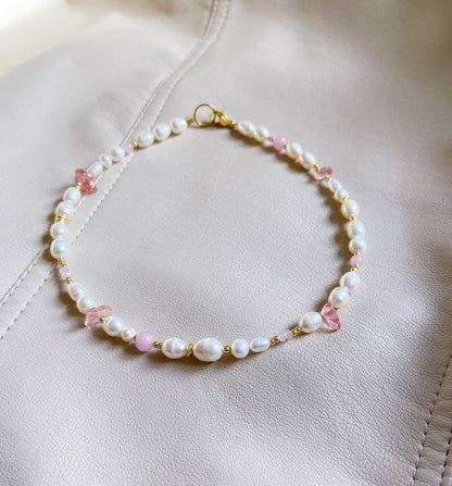 Pearl necklace with rose quartz beads