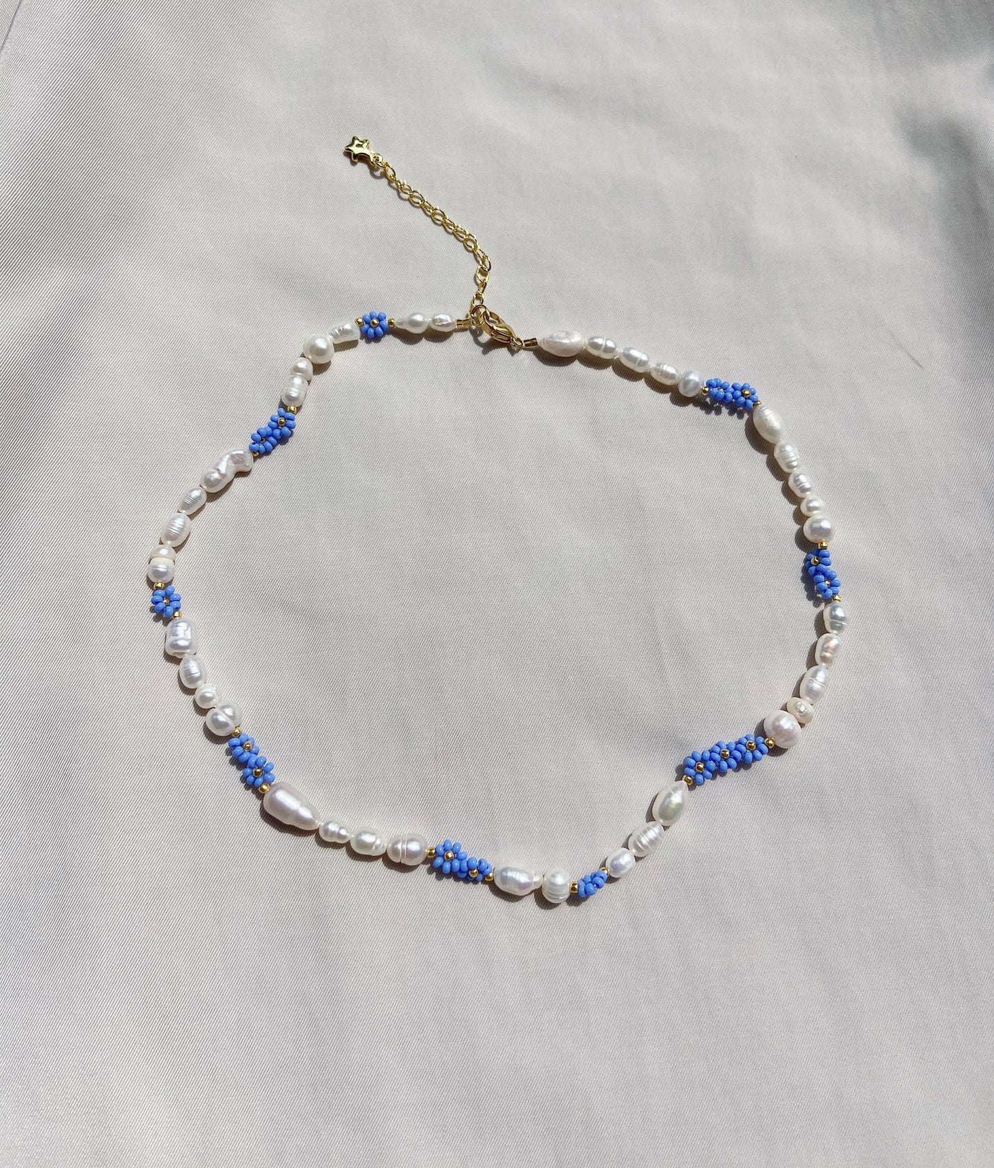 Flower pearl necklace with blue flowers