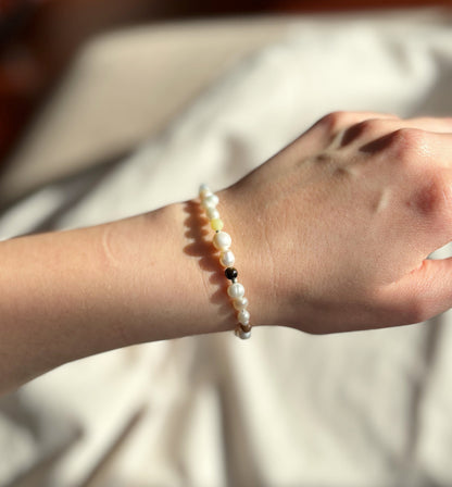 Pearl bracelet with gemstones in natural colors