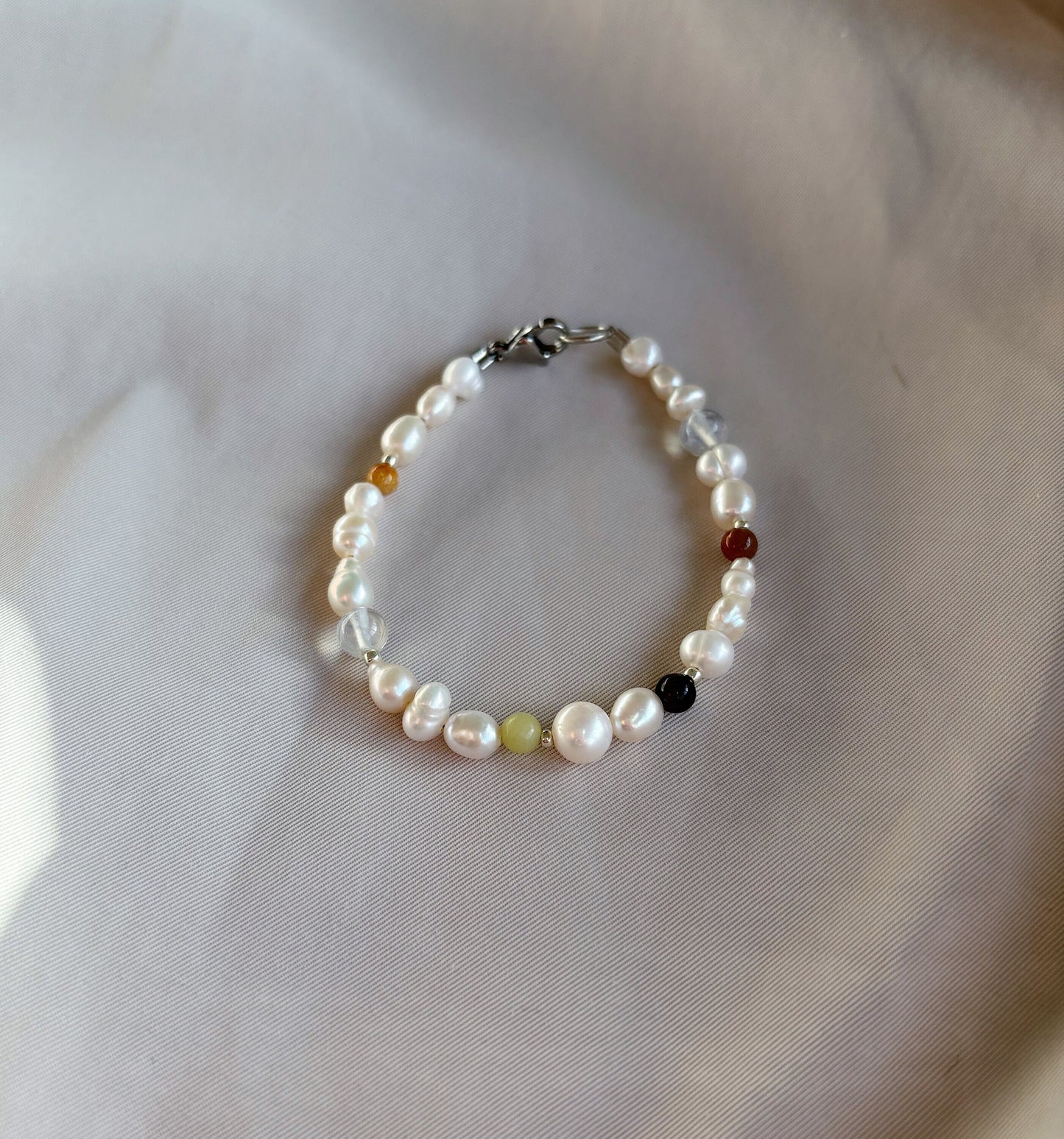 Pearl bracelet with gemstones in natural colors